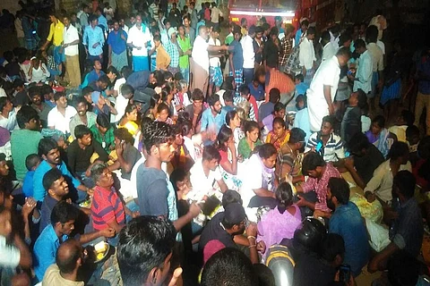 Jallikattu protests continue into the night, protesters refuse to leave Alanganallur arena