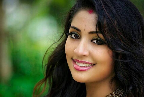 Trolls make actor Navya Nair apologise for her 'weird makeup'