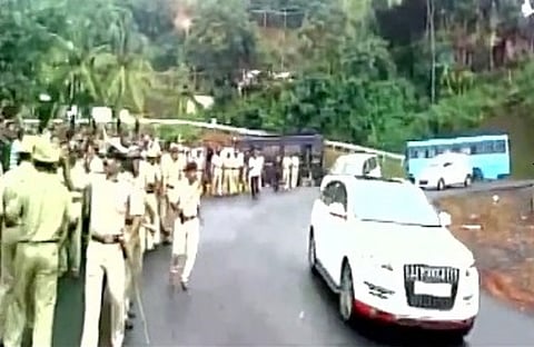 Eggs thrown at Congress leader Ramya’s car in Mangaluru