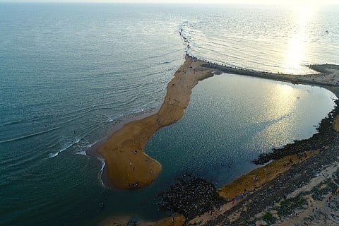 Newly-formed sandbed on Ponnani beach poses threat: Kerala cops caution tourists