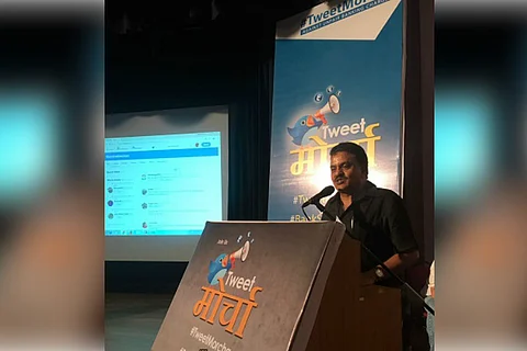 Hundreds join Sanjay Nirupam, Sucheta Dalal for ‘Tweet Morcha’ to protest unfair bank charges