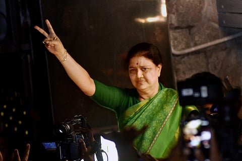 Sasikala goes to Koovathur to meet MLAs at resort, firefights to keep flock together