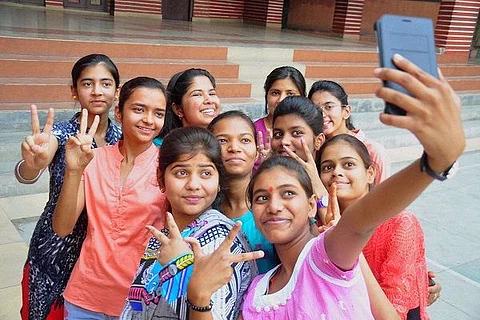 B'luru woman slashes husband in quarrel over mobile; the danger of phone addiction