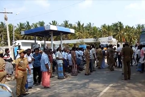 Protests against TASMAC near Sulur, cop who intervened beaten up