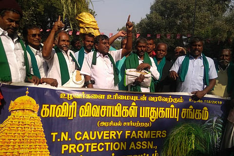 With skulls, photos of deceased kin in hand, thousands of farmers protest in Delhi