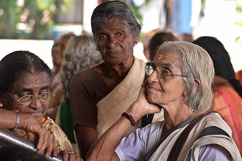 Kerala's treasuries face cash crunch on payday, pensioners slog it out in long queues