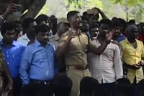 Video: Trichy cop sways jallikattu protesters with fiery speech, convincing them to leave