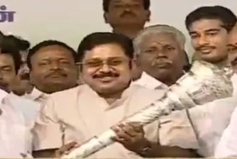 Show of strength by TTV Dhinakaran with 20 MLAs, declares himself Jaya’s heir
