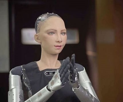 भारत के इतिहास मे  पहली बार रोबोट आशा का इंटरव्यू नर्स का काम अब भारत में रोबोट आशा करेगी ?