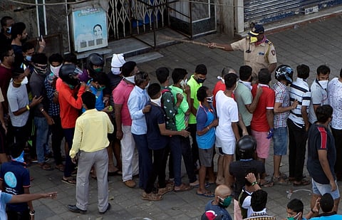 NAVI MUMBAI | खारघर थाने के सामने प्रवासी मजदूरों की भारी भीड़:अफरा-तफरी मची |TPN24 Exclusive Report