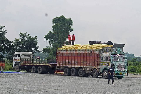 ऑरेंज लदे ट्रक में छिपाकर लाई जा रही 200 कार्टन विदेशी शराब की गई जब्त THEPUBLICNEWS24