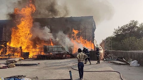 मुंबई गोरेगांव आदिपुरुष के सेट पे लगी आग, प्रभाष सुरक्षित