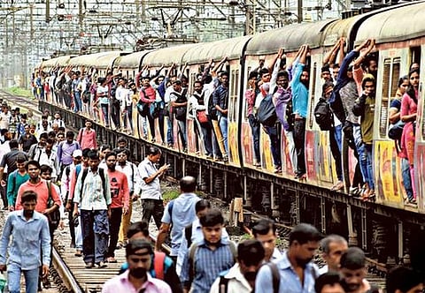 मुंबई की लाइफ लाइन लोकल ट्रैन अब फिर से दौड़ेंगी पटरी पर…