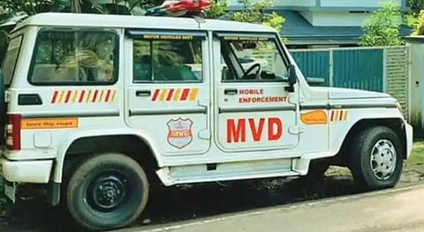 ‘നിങ്ങളുടെ വണ്ടിക്ക് പൊല്യൂഷൻ വേണ്ടേ…അടിക്ക് സാറേ ഫൈൻ’; എംവിഡി ഉദ്യോഗസ്ഥരെ കൊണ്ട് പിഴയടപ്പിച്ച് യുവാവ്