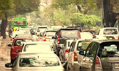 15 വർഷം പഴക്കമുള്ള വാഹനങ്ങൾക്ക് ഏപ്രിൽ മുതൽ ഇന്ധനം നൽകില്ല; നിർണായക തീരുമാനവുമായി ഡൽഹി സർക്കാർ
