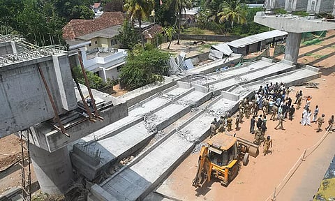ആലപ്പുഴയിൽ നിർമാണത്തിലിരുന്ന മേൽപാലം തകർന്നുവീണു; ഒഴിവായത് വൻദുരന്തം, ആഘാതത്തിൽ സമീപത്തെ രണ്ടുവീടുകൾക്ക് വിള്ളൽ