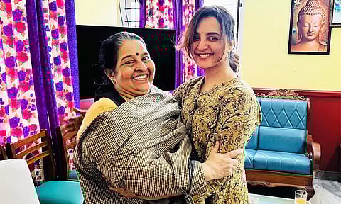 ഉമ തോമസിനെ സന്ദർശിച്ച് നടി മഞ്ജുവാര്യർ; ‘നല്ല മനസുകൾ ഉണ്ടെങ്കിൽ അതിജീവിക്കാൻ എളുപ്പം’