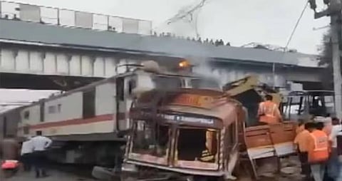 റെയിൽവേ ക്രോസിംഗിൽ ട്രെയിനും ട്രക്കും കൂട്ടിയിടിച്ചു; ആളപായമില്ല