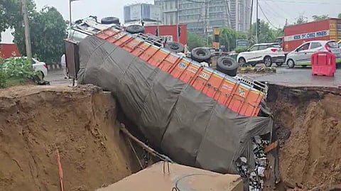 ഗുരുഗ്രാമിൽ റോഡിടിഞ്ഞ് രൂപപ്പെട്ട കുഴിയിൽ വീണ് ട്രക്ക് അപകടത്തിൽപ്പെട്ടു, വീഡിയോ |  Truck