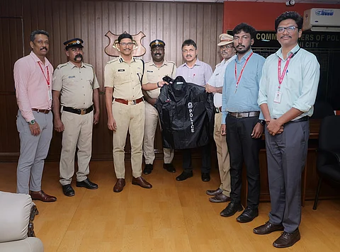രാജ്യത്തുടനീളമുള്ള ട്രാഫിക് പോലീസ് ഉദ്യോഗസ്ഥര്ക്ക് 10,000 മഴക്കോട്ടുകള് വിതരണം ചെയ്യാന് മുത്തൂറ്റ് ഫിനാന്സ്