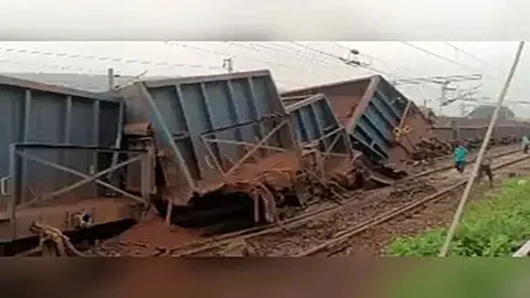 train derails