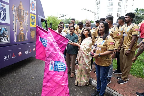 തിരുവനന്തപുരം: കേരള ക്രിക്കറ്റ് ലീഗിന്റെ (കെസിഎല്) രണ്ടാം സീസണിന് മുന്നോടിയായുള്ള ട്രോഫി ടൂറിന് തലസ്ഥാന നഗരിയില് ഉജ്ജ്വല സ്വീകരണം.