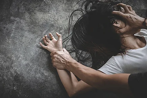 രാത്രിയിൽ ശുചിമുറിയിൽ പോകാനായി വീട്ടിൽ നിന്നും പുറത്തിറങ്ങിയ പെൺകുട്ടിയെ തട്ടിക്കൊണ്ട് പോയി, മൂന്നംഗ സംഘം ക്രൂരമായി ബലാത്സംഗം ചെയ്തു; പ്രതികൾക്കായി തിരച്ചിൽ