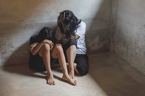 വാടക വീട്ടിൽ പെൺവാണിഭം; പോലീസിനെ കണ്ടപാടെ നടത്തിപ്പുകാരി ഓടി രക്ഷപ്പെട്ടു; ഒരു യുവതി അടക്കം നാല് പേർ അറസ്റ്റിൽ; പ്രായപൂർത്തിയാകാത്ത പെൺകുട്ടിയെ പോലീസ് രക്ഷപ്പെടുത്തി