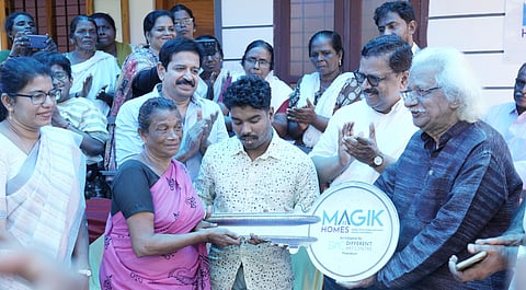 ഇന്ദിരയ്ക്കും മകനും ഇനി സുരക്ഷിതത്വത്തിന്റെ തണല്: മാജിക് ഹോമിന്റെ അഞ്ചാമത് വീടിന്റെ താക്കോല് കൈമാറി
