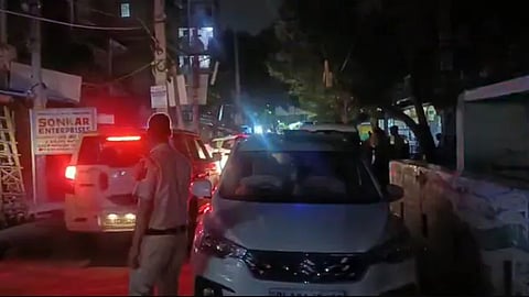 E-rickshaw overturns