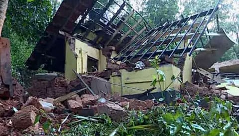 കണ്ണപുരത്ത് വാടക വീട്ടിൽ ഉഗ്ര സ്ഫോടനം: സംഭവം ബോംബ് നിർമ്മാണത്തിനിടെയെന്ന് സൂചന; ശരീരാവശിഷ്ടങ്ങൾ ചിന്നിച്ചിതറിയ നിലയിൽ... ബോംബ് സ്ക്വാഡും പോലീസും സ്ഥലത്ത് | Massive explosion