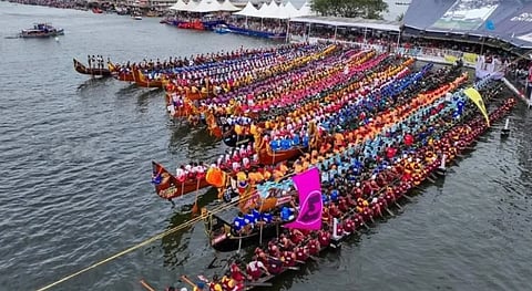 "ആവേശ തുഴയെറിഞ്ഞ് പുന്നമട..."; ജലരാജാവ് ആരെന്നറിയാൻ ഇനി മണിക്കൂറുകൾ മാത്രം; വള്ളംകളി ആരംഭിച്ചു | Nehru Trophy Boat Race 2025