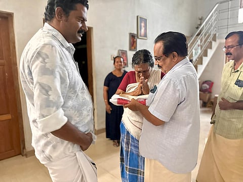 അകാലത്തിൽ വിടവാങ്ങിയ പ്രവർത്തകരുടെ "അമ്മയ്ക്കൊരു ഓണക്കോടി"യുമായി നവയുഗം സാംസ്കാരിക വേദി