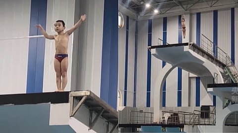 6-year-old boy dives 10 meters into swimming pool