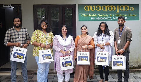 നന്മയുടെ നൂലിഴ കോർത്ത് ജെയിൻ യൂണിവേഴ്സിറ്റി; ചിൽഡ്രൻസ് ഹോം അന്തേവാസികൾക്ക് ഓണക്കോടി സമ്മാനിച്ചു
