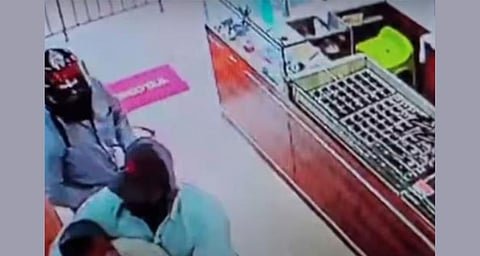പട്ടാപ്പകൽ ജ്വല്ലറിയിൽ കയറി തോക്ക് ചൂണ്ടി കവർച്ച നടത്താൻ ശ്രമം; അഞ്ചംഗ സംഘം പിടിയിൽ