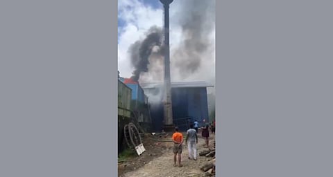 ഫാക്ടറിക്ക് തീ പിടിച്ചു; അഗ്നിശമന ഉദ്യോഗസ്ഥന്റെ സമയോചിതമായ ഇടപെടലിൽ ഒഴിവായത് വൻ ദുരന്തം