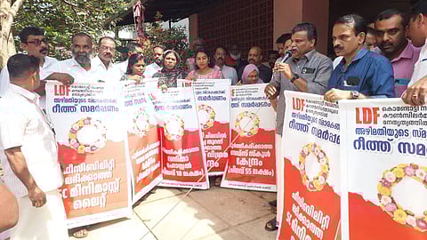 എൽഡിഎഫ് കൊണ്ടോട്ടി നഗരസഭ കൗൺസിലർമാരുടെ നേതൃത്വത്തിൽ അഴിമതിയുടെ സ്മാരകങ്ങൾക്ക് റീത്ത് സമർപ്പണം നടത്തി