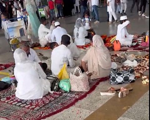 passengers eating on Delhi airport area video