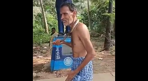 ആന്ധ്രാപ്രദേശിൽ കടിച്ച മൂർഖൻ പാമ്പിനെ കഴുത്തിൽ ചുറ്റി പരിഭ്രാന്തി പരത്തി ഒരാൾ; ഞെട്ടിക്കുന്ന ദൃശ്യങ്ങൾ പുറത്ത്, വീഡിയോ | man spreads panic by wrapping a cobra