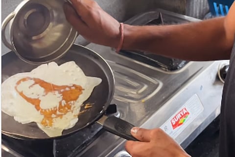 omelette with a picture of the Mona Lisa