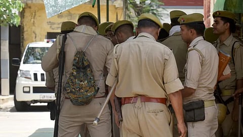 മഹാരാഷ്ട്രയിൽ കുഴിയിൽ വീണ സ്കൂട്ടർ യാത്രികന്റെ മേൽ ടാങ്കർ ലോറി ഇടിച്ചു കയറി; പ്രതിഷേധിച്ച് നാട്ടുകാർ | road accident