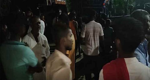 സുഹൃത്തുക്കളോടൊപ്പം വീട്ടിൽ നിന്നും പുറത്തേക്ക് പോയ യുവാവിന്റെ മൃതദേഹം കരിമ്പിൻ തോട്ടത്തിൽ; കൊലപാതകമെന്ന് ബന്ധുക്കൾ; പ്രദേശത്ത് സംഘർഷാവസ്ഥ