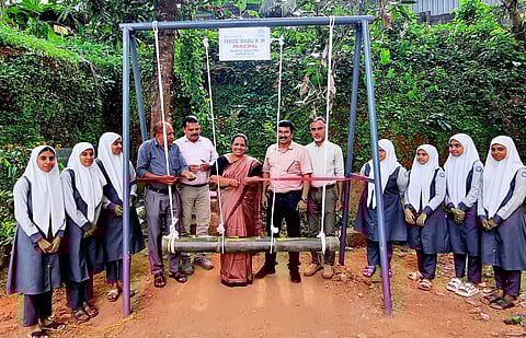 വിദ്യാർഥികൾക്ക് ഊഞ്ഞാലൊരുക്കി അധ്യാപകർ;
വേറിട്ട മാതൃകയുമായി മർകസ് ഗേൾസ് സ്കൂൾ