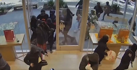 gang breaking into a jewelry store