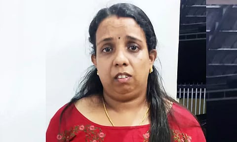 യുവ വക്കീൽ ഗുമസ്തനെ ഭീഷണിപ്പെടുത്തി; തട്ടിയെടുത്തത് എട്ട് പവനും 18 ലക്ഷം രൂപയും ; വീട്ടമ്മ പിടിയിൽ | Crime