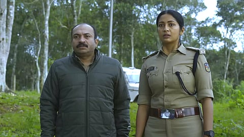 "എല്ലാ കുറ്റകൃത്യങ്ങളും ഒരു പാതിരാത്രിയെ സ്നേഹിക്കുന്നു", ത്രില്ലടിപ്പിക്കാൻ നവ്യ നായരും സൗബിനും; "പാതിരാത്രി" ട്രെയ്ലർ പുറത്തിറങ്ങി