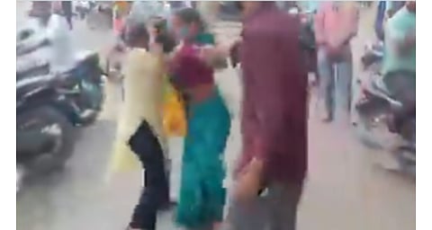 നടുറോഡിൽ 'പൊരിഞ്ഞ പോരാട്ടം': ഭർത്താവിനെ കാമുകിയോടൊപ്പം കണ്ടതോടെ പരിസരം മറന്ന് ഭാര്യ; കാണ്പൂരിൽ കൂട്ടത്തല്ല്, വീഡിയോ വൈറൽ | Viral Video