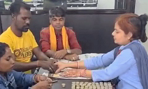 മകൾക്ക് സ്കൂട്ടർ വാങ്ങാൻ 6 മാസം നാണയങ്ങൾ സ്വരൂപിച്ചു; 40,000 രൂപയുടെ നാണയങ്ങളുമായി ഷോറൂമിലെത്തി കർഷകൻ