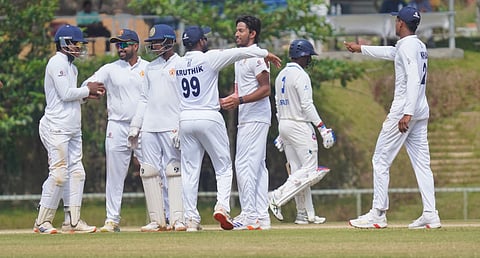 രഞ്ജി ട്രോഫിയിൽ കേരളത്തിന് ഫോളോ ഓൺ, ആദ്യ ഇന്നിങ്സിൽ 238 റൺസിന് പുറത്ത്